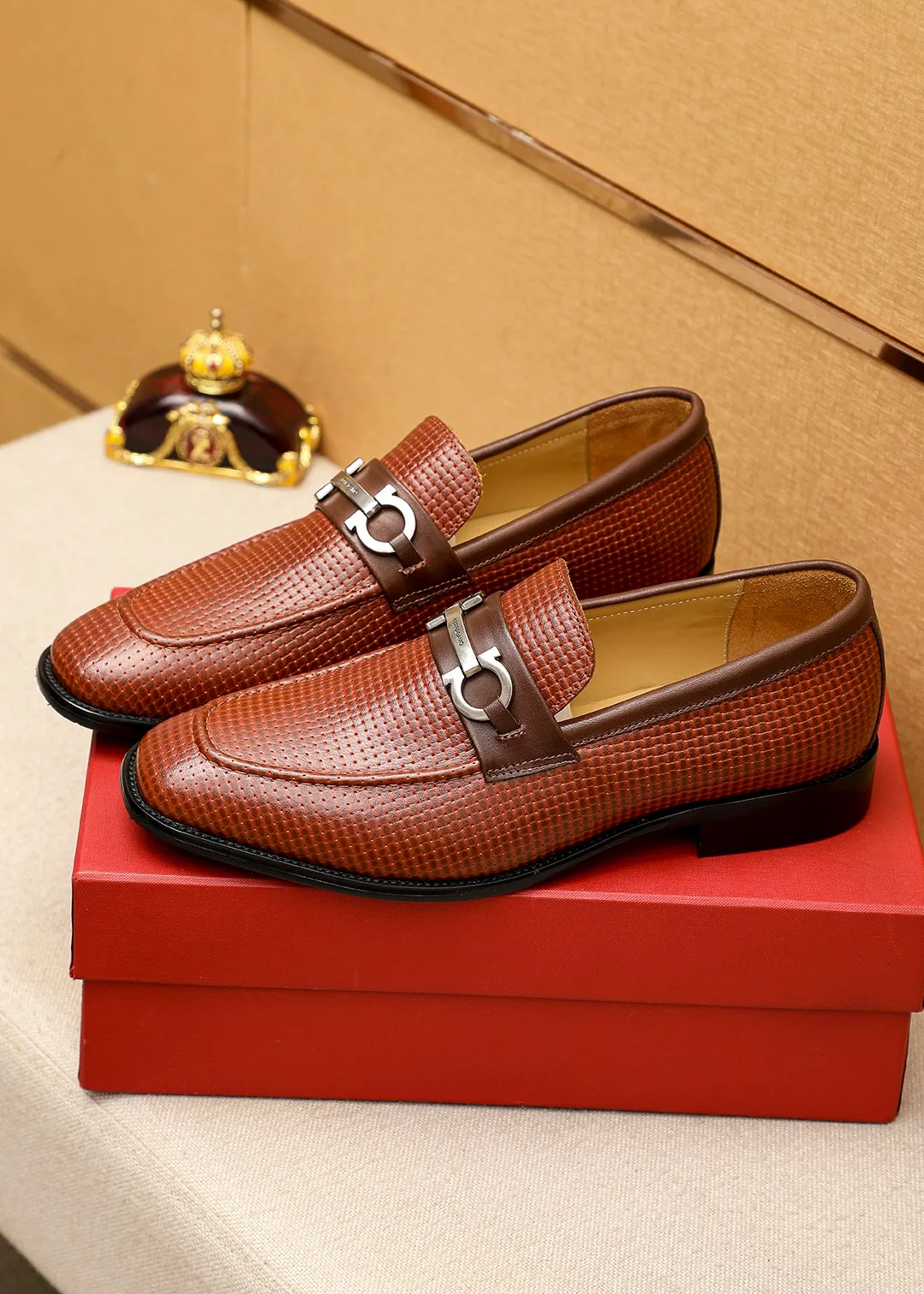 Men's shoes 💰462 💐 Product trademark: Ferragamo "Ferragamo" casual leather shoes Regular size: 38-44 (45.46🉑️customized) Product materials: Selected imported first-layer calfskin embossed upper + luxury hardware buckle, imported water-dyed cow leather lining. Strong three-dimensional visual effect, original outsole color: 2 colors available